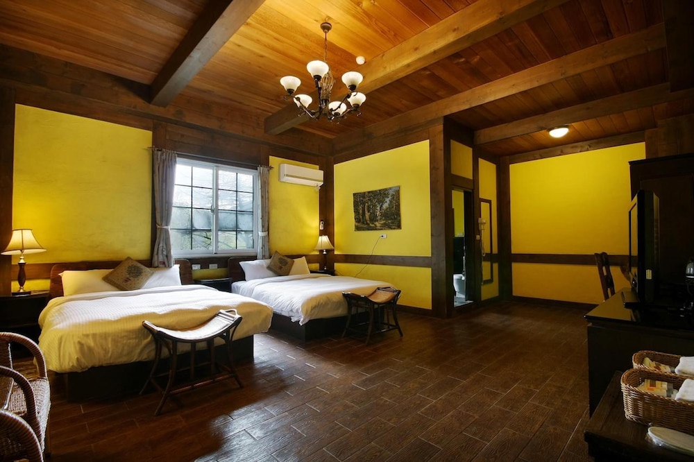 Standard Quadruple Room, Bathtub (13.17)