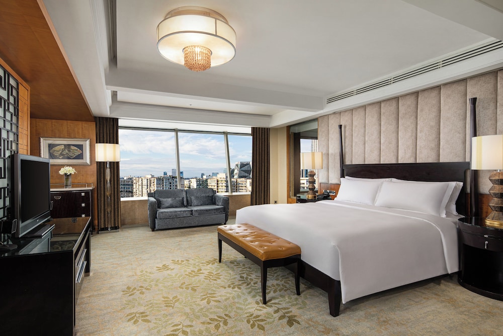 Junior Suite, 1 King Bed, Club Lounge Access - Photo 3
