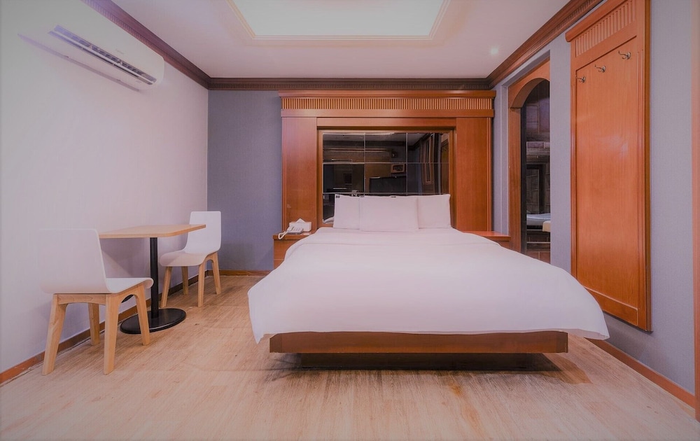 Economy Room (1) (Check-in 8PM on Sat. & the day before holiday) photo 3