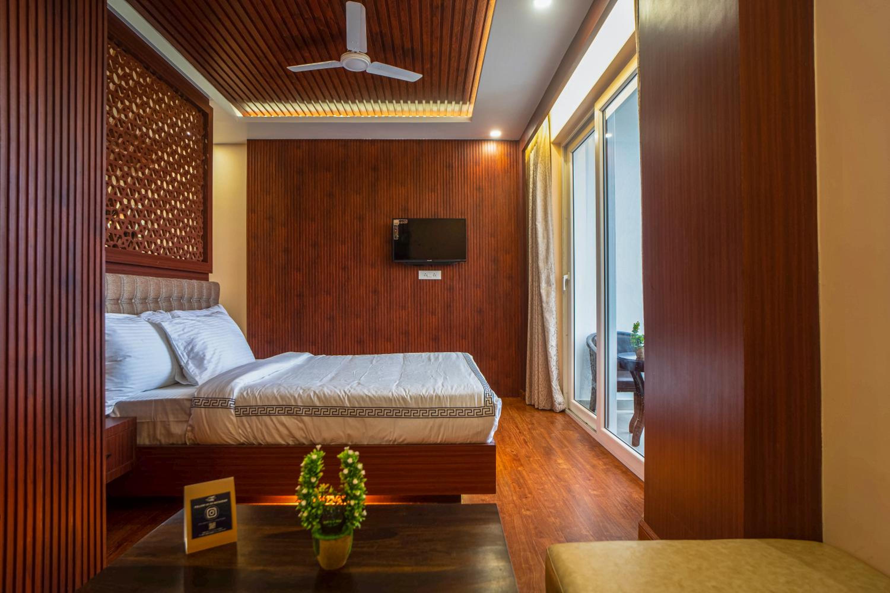 Executive Suite - Photo 5