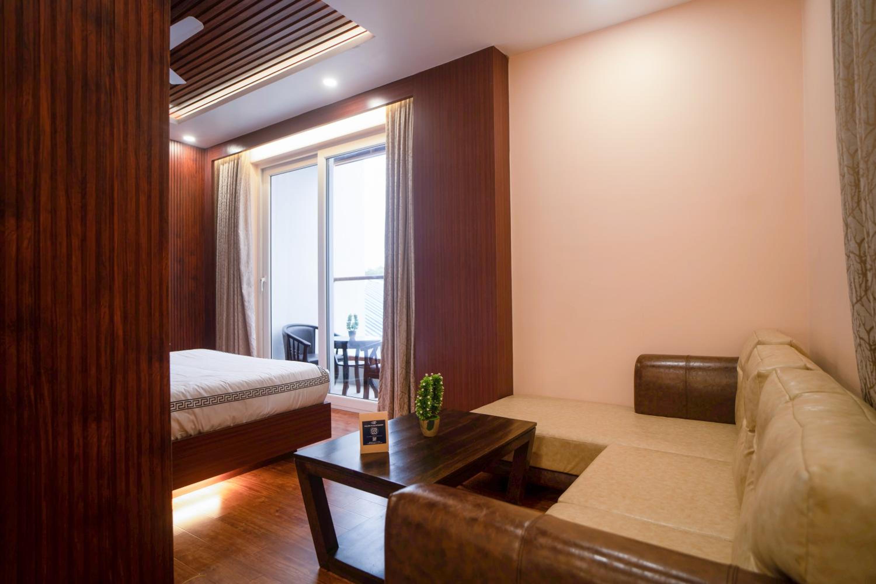 Executive Suite - Photo 4
