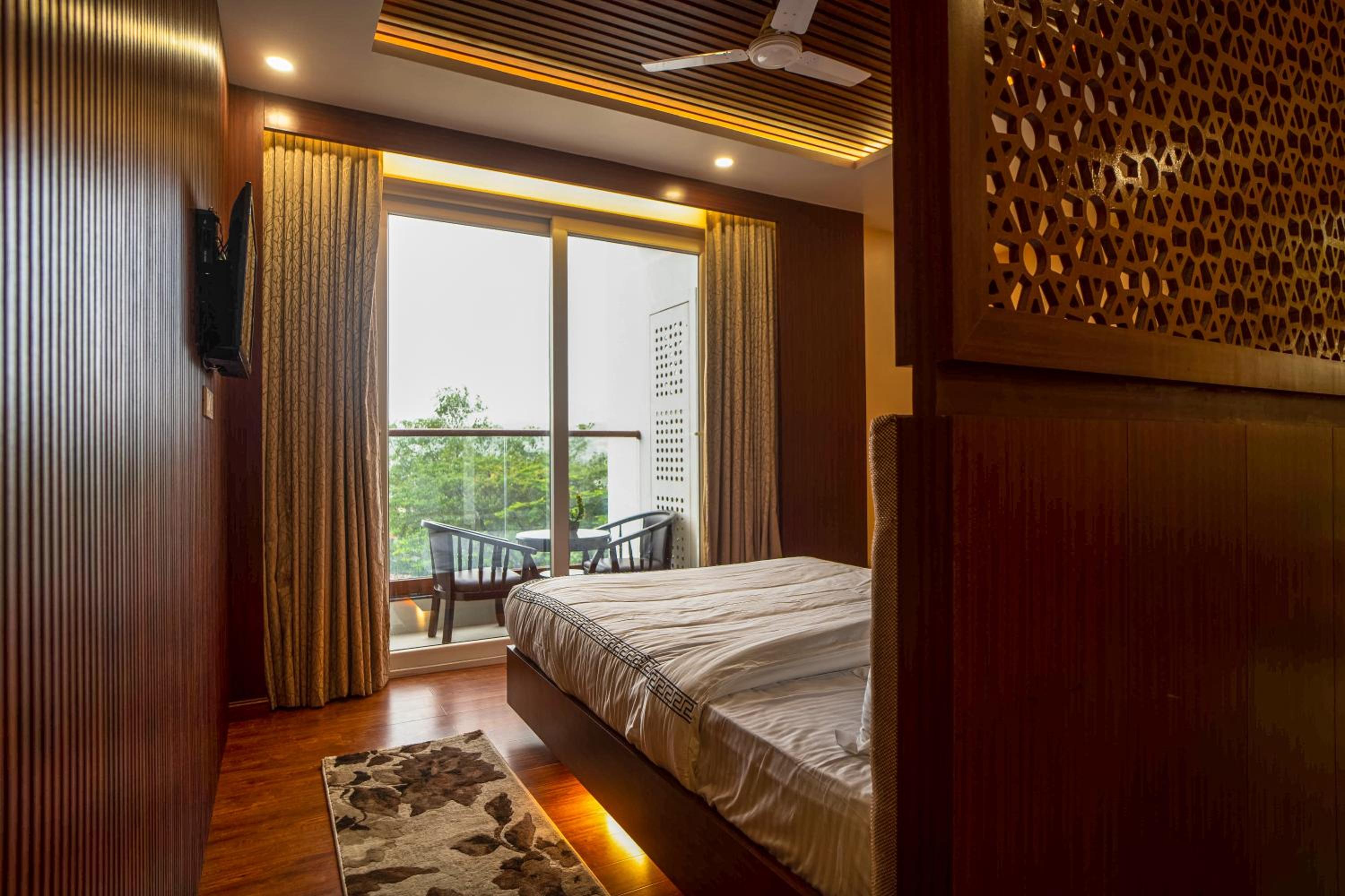 Executive Suite - Photo 3