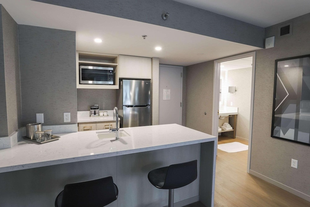 Suite, 1 Bedroom, Non Smoking (1 Bedroom) - Photo 3