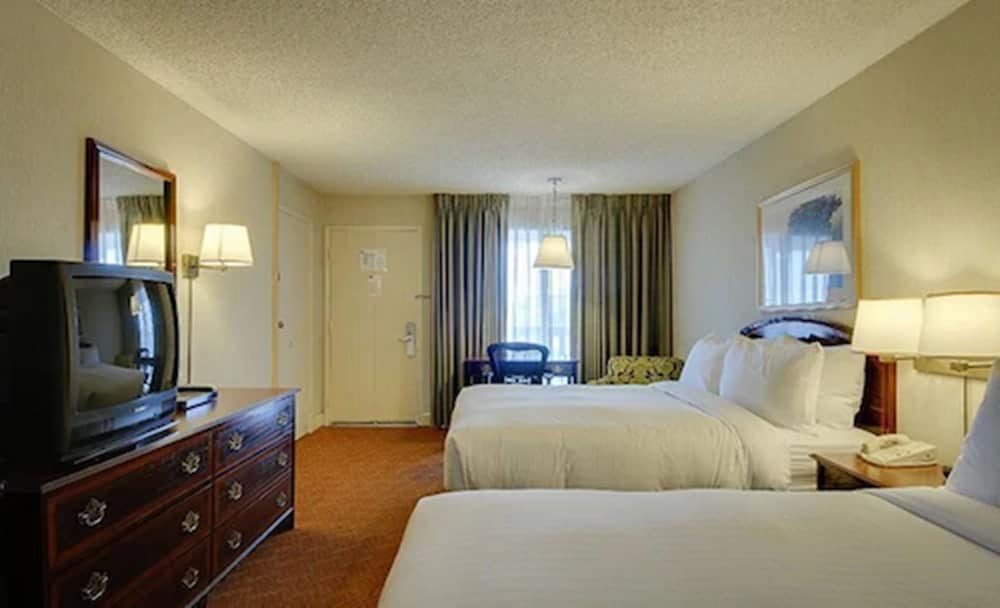 Standard Room, 2 Queen Beds photo 2
