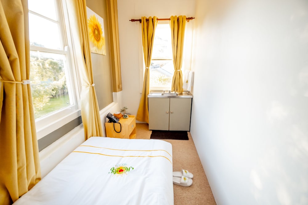 Basic Single Room, Shared Bathroom photo 2