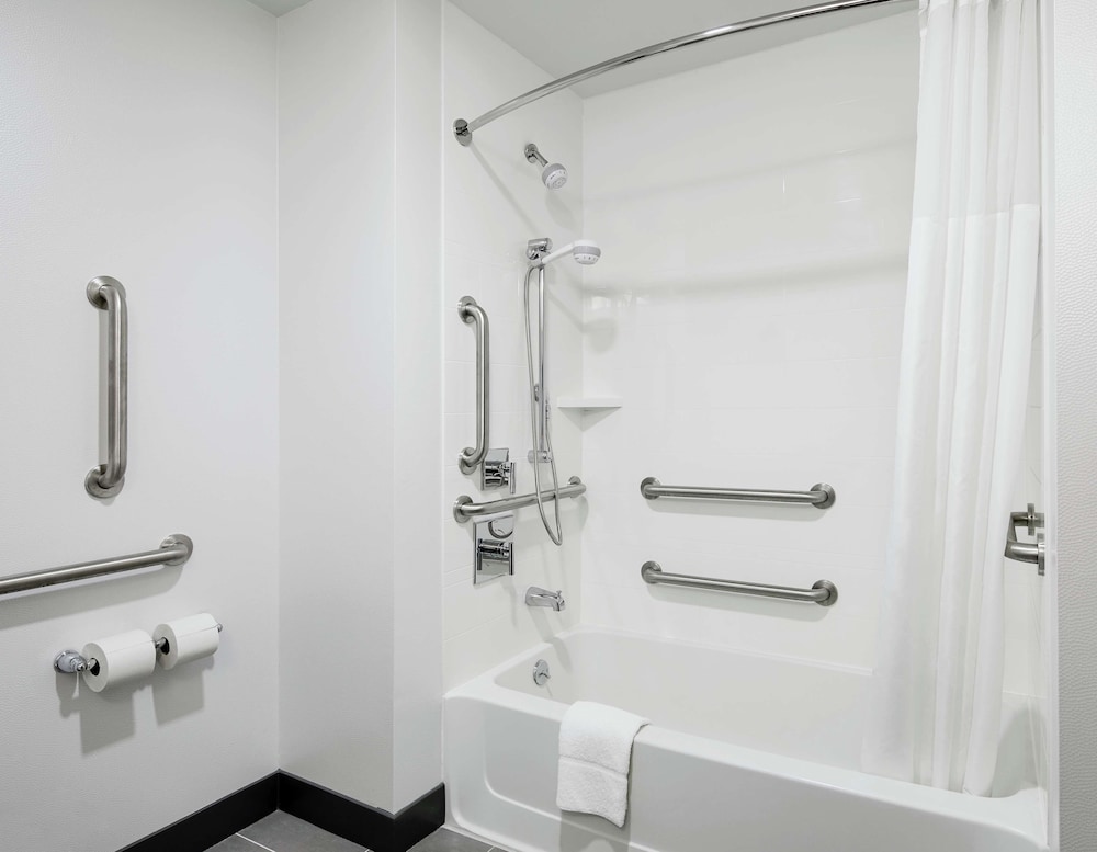 1 King Accessible Tub