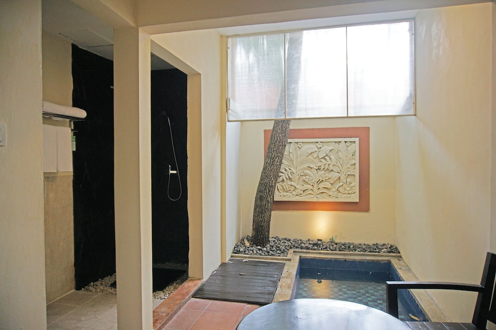 Premium Room, 1 Queen Bed, Non Smoking, Jetted Tub photo 3