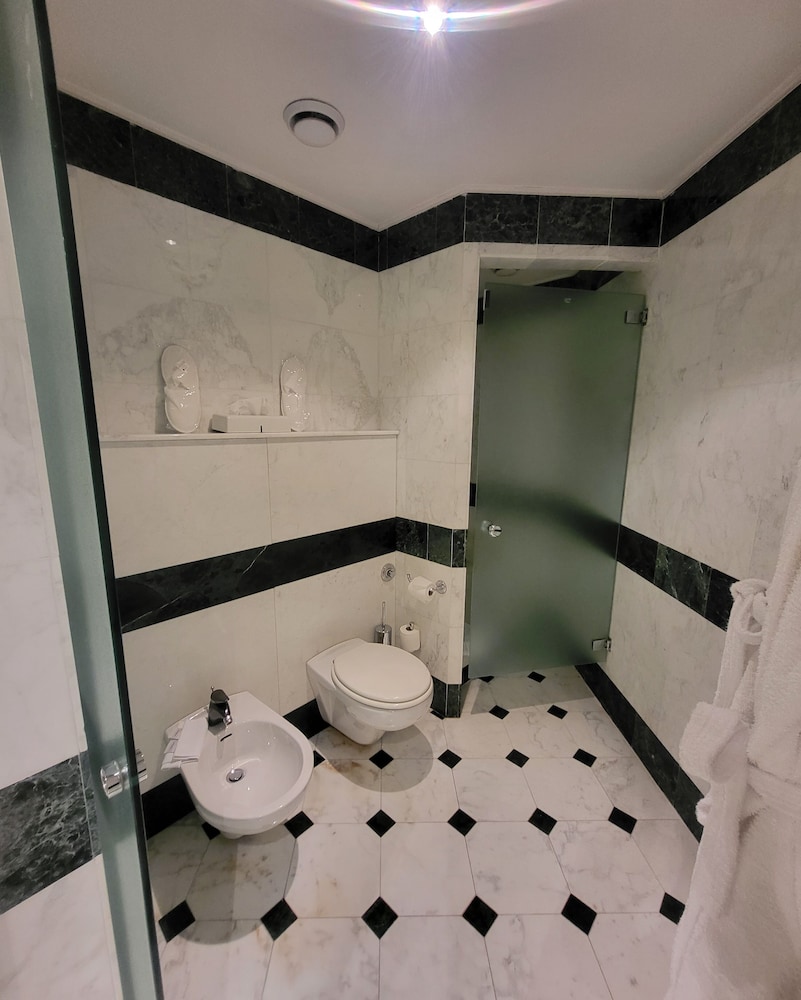 Deluxe Suite, Jetted Tub - Photo 7