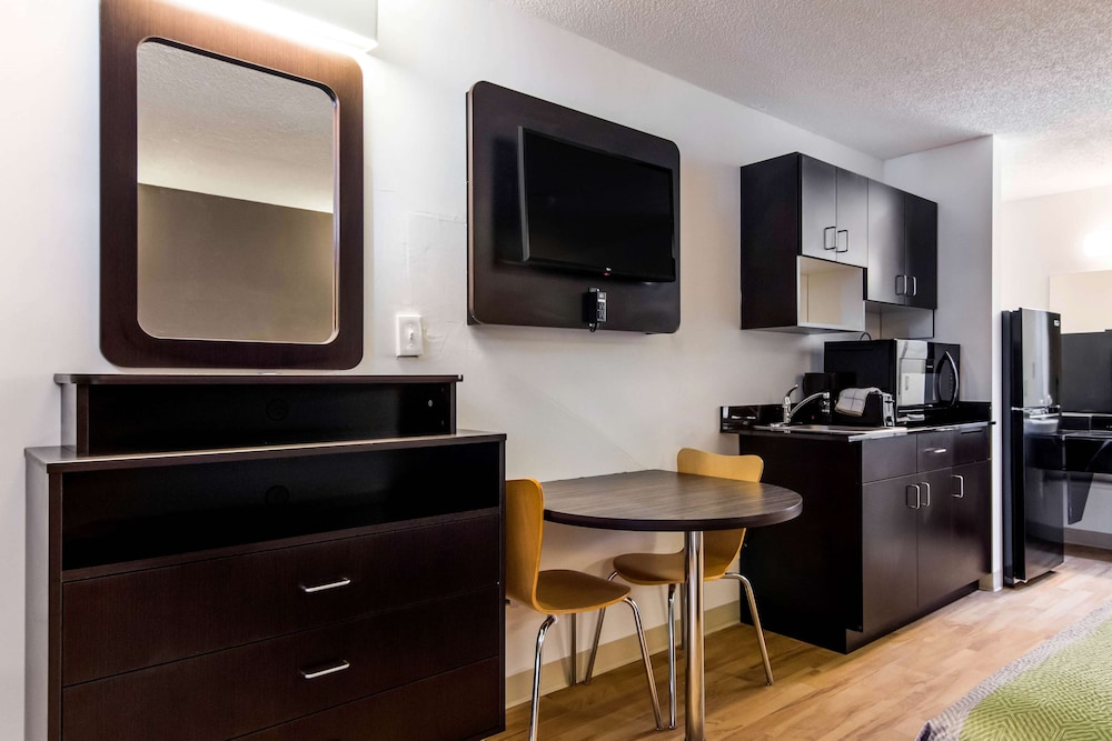 Deluxe Room, 1 Queen Bed, Non Smoking, Kitchenette photo 3