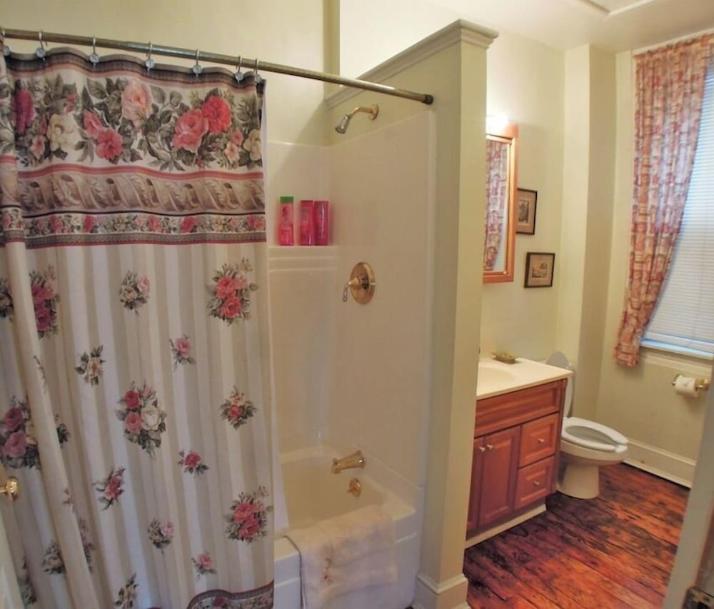 Traditional Room, 1 Queen Bed, Balcony (Flower Room) photo 2