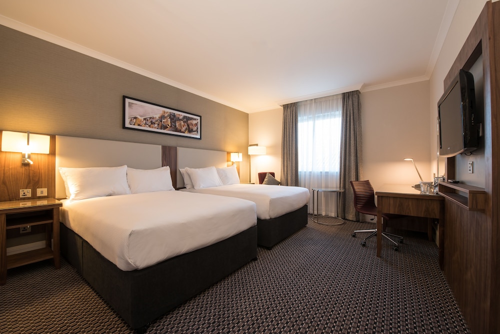 Family Room, 1 Queen Bed (Deluxe) - Photo 1
