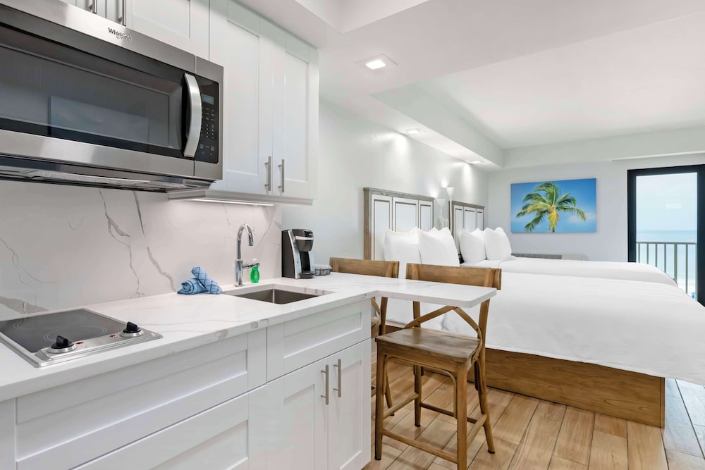 Standard Room, 2 Double Beds, Non Smoking, Balcony (Gulf View) - Photo 4