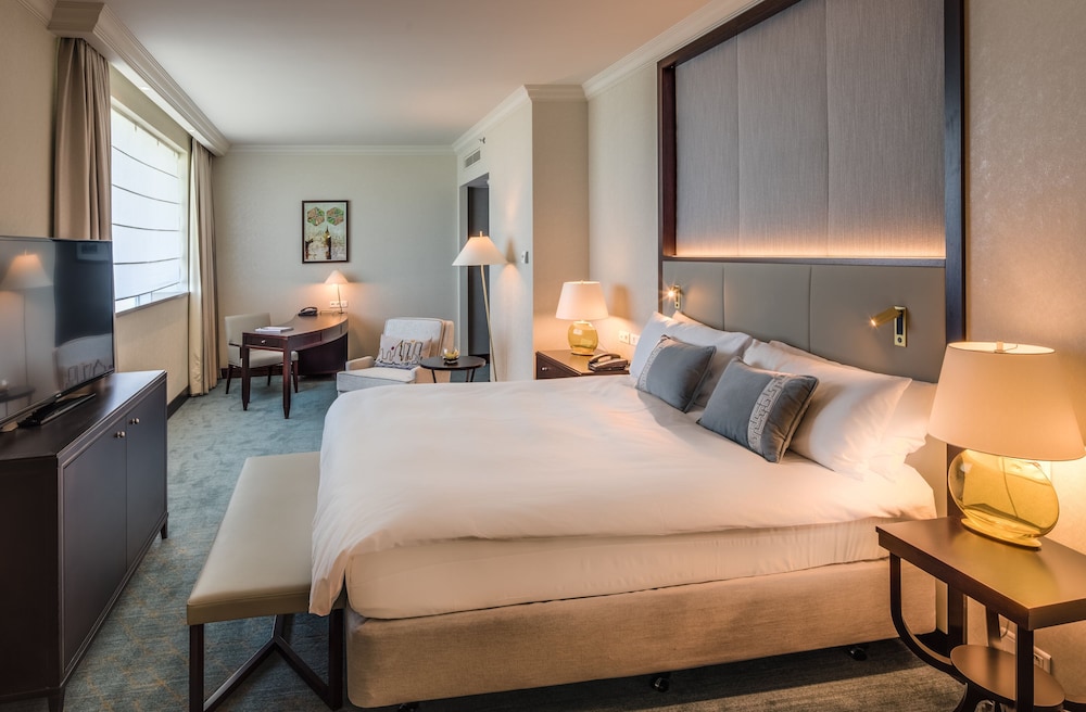 Classic Room, 1 King Bed, Club Lounge Access (High Floor) - Photo 1