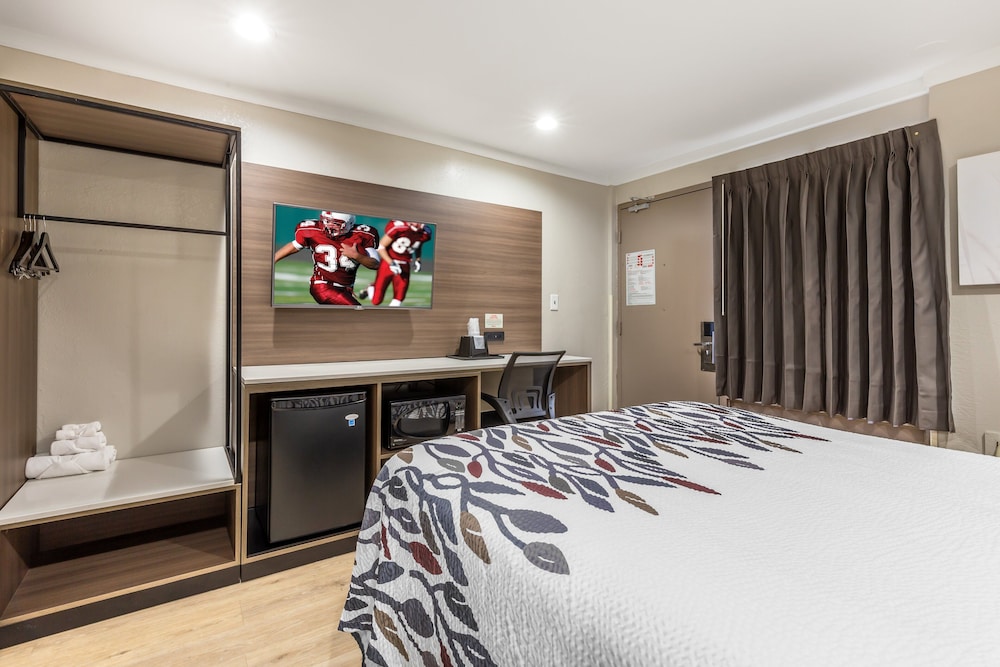 Deluxe Room, 1 Queen Bed, Accessible, Non Smoking - Photo 3