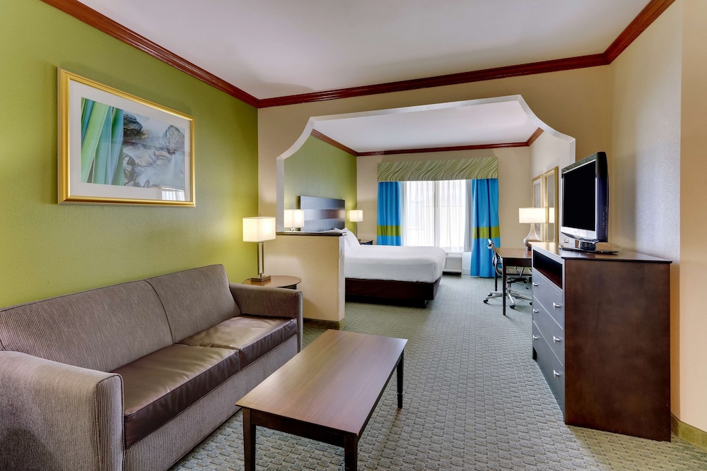 Suite, Multiple Beds, Non Smoking, Kitchenette - Photo 1