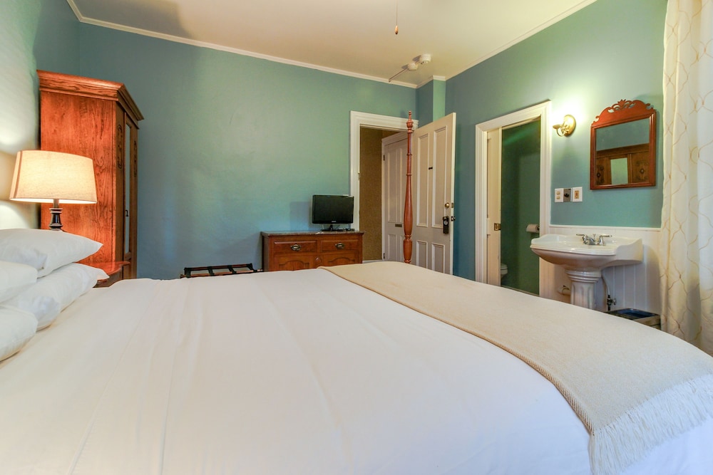 Room, 1 Queen Bed (Captain's Room Petite bathroom) photo 2