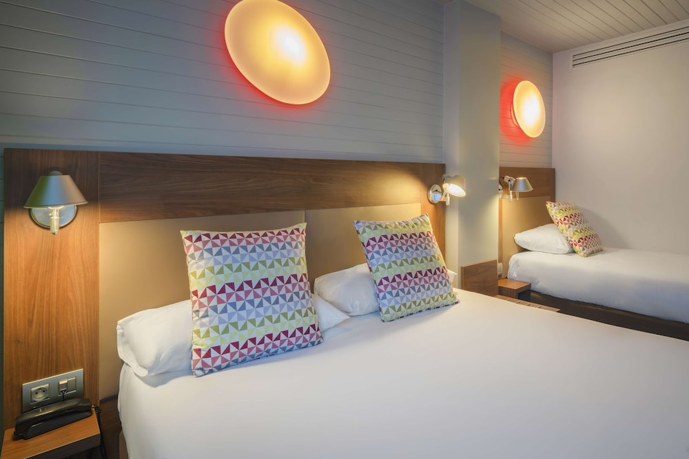Standard Room, Multiple Beds - Photo 7