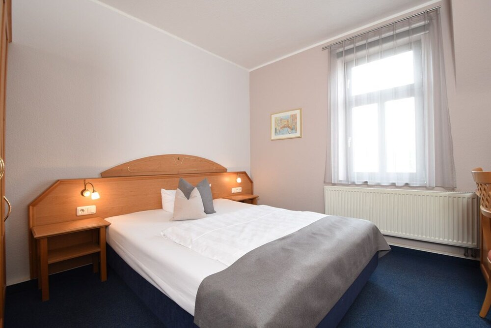 Classic Single Room, 1 King Bed photo 3