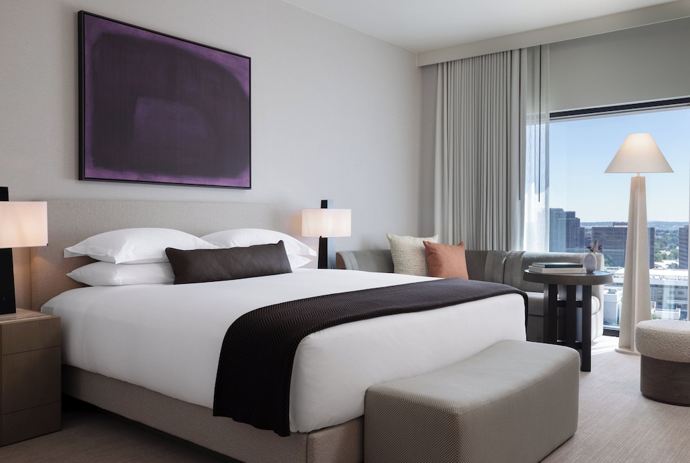 Premium Room, 1 King Bed, City View, Corner - Photo 6