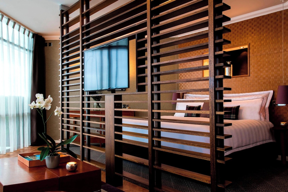 Suite, 1 King Bed, Hill View - Photo 2