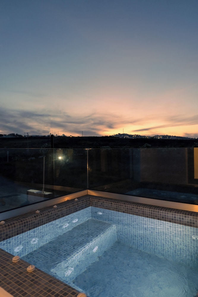 Premier Two Bedroom Villa with Hot Tub - Photo 8