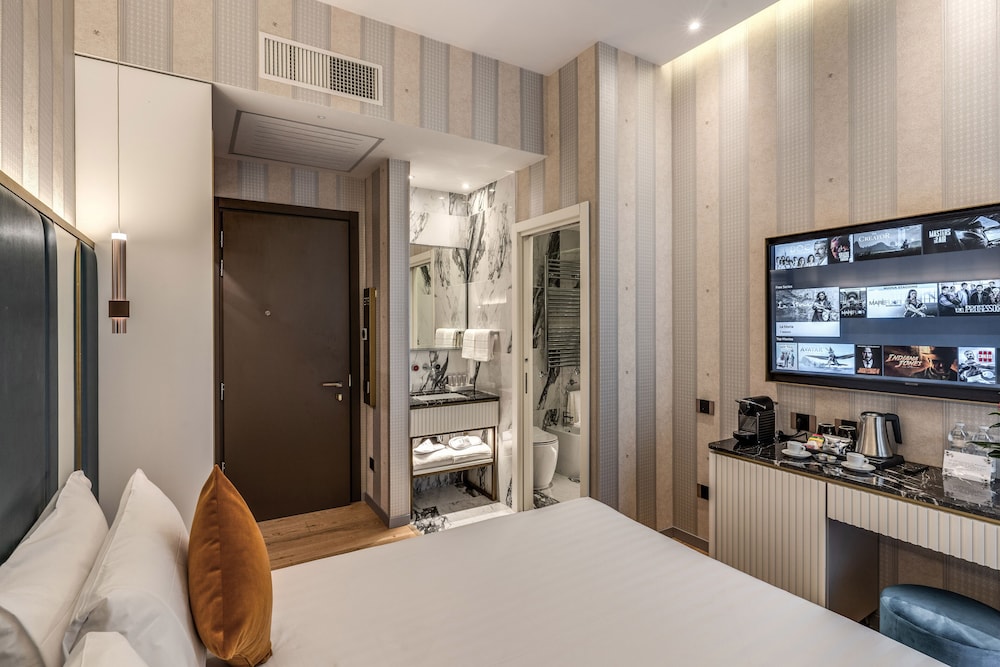 Deluxe Double or Twin Room thumbnail 6