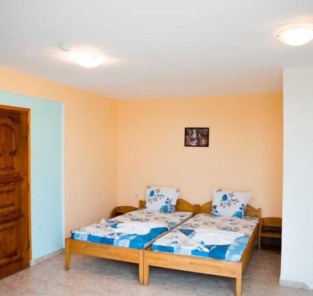Standard Triple Room, Balcony, Partial Sea View