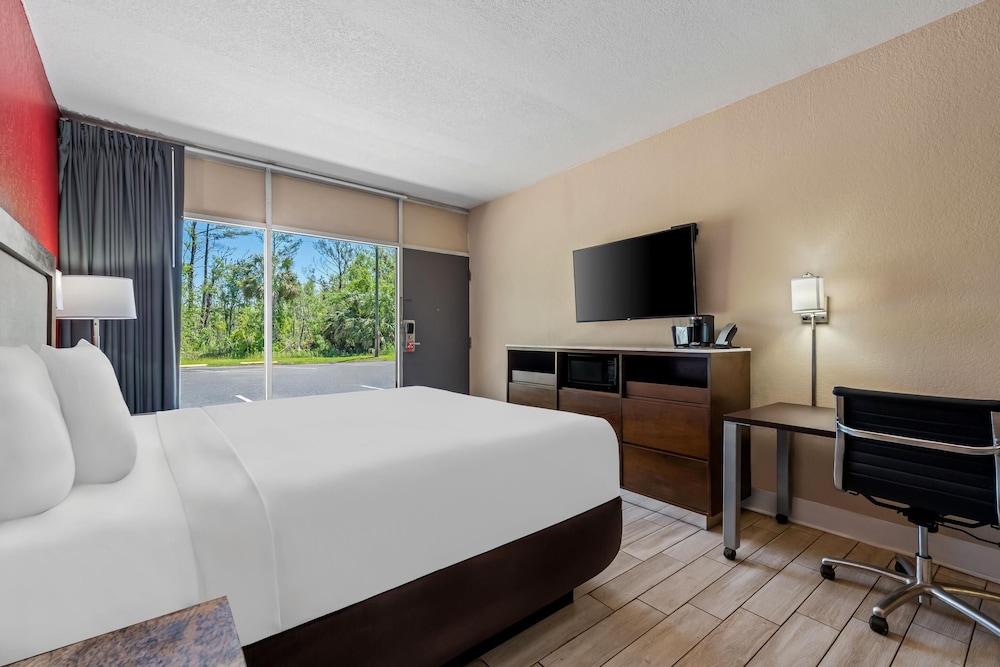 Standard Room, 1 King Bed, Non Smoking - Photo 7