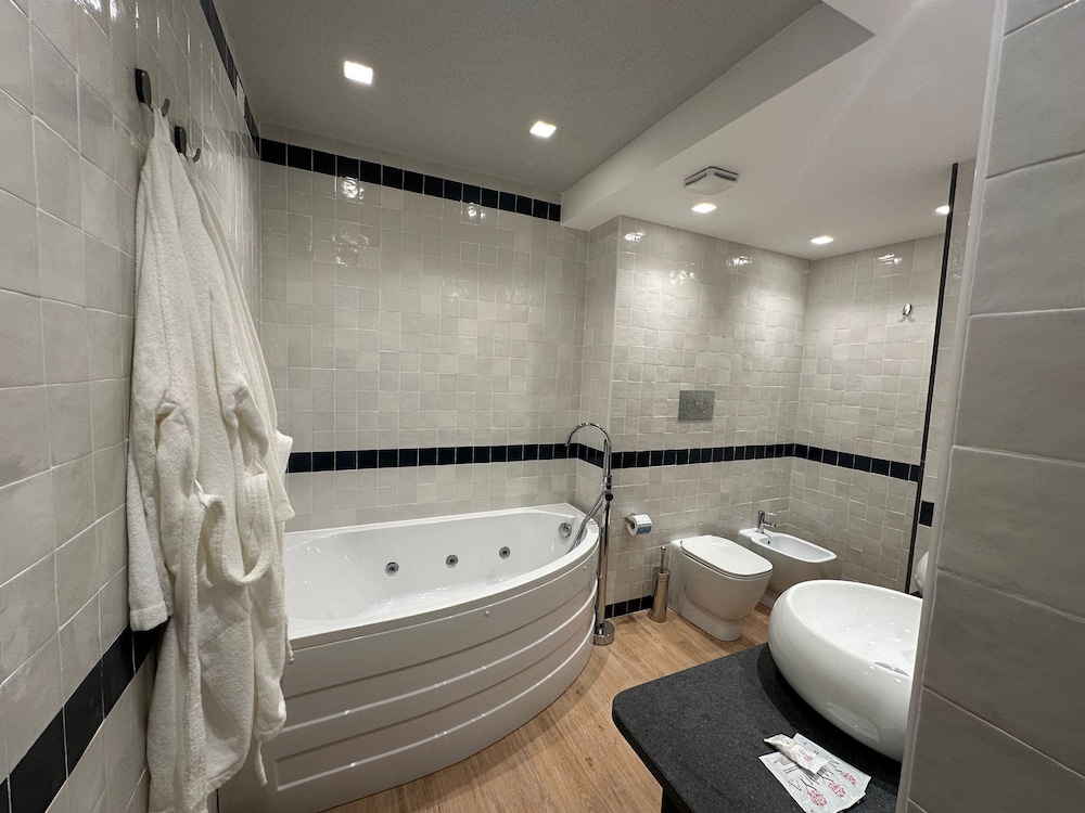 Suite - Photo 9