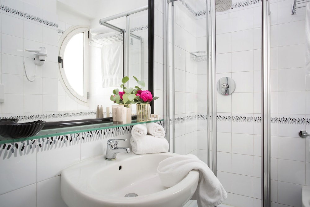 Deluxe Triple Room - Photo 10