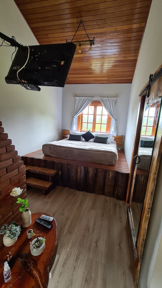 Classic Room, 1 Bedroom, Mountain View photo 1