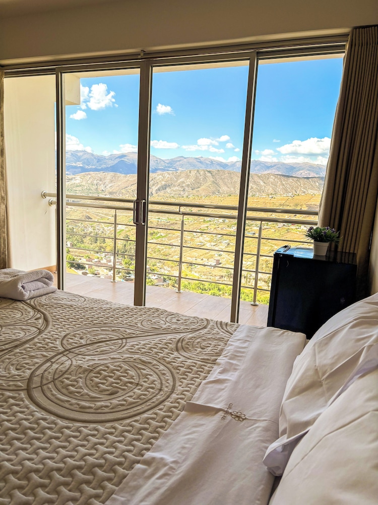 Comfort Room, Balcony, Valley View photo 3