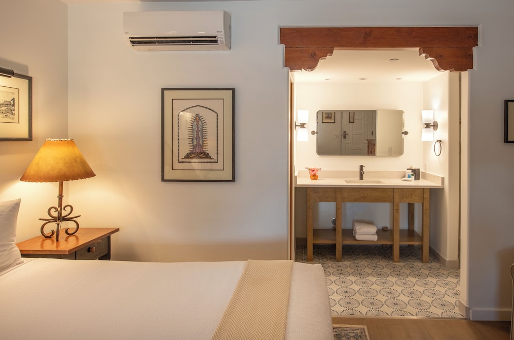 Classic Room, 1 King Bed photo 1