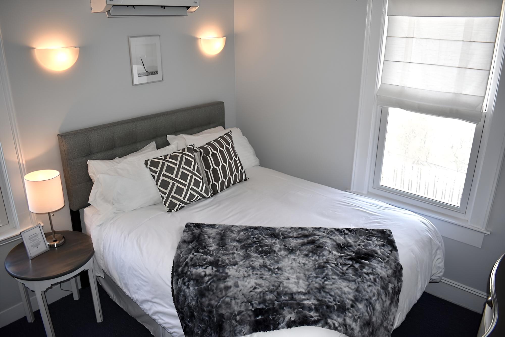 Classic Room, 1 Queen Bed, Private Bathroom (15) Queen with Private Bath) photo 3