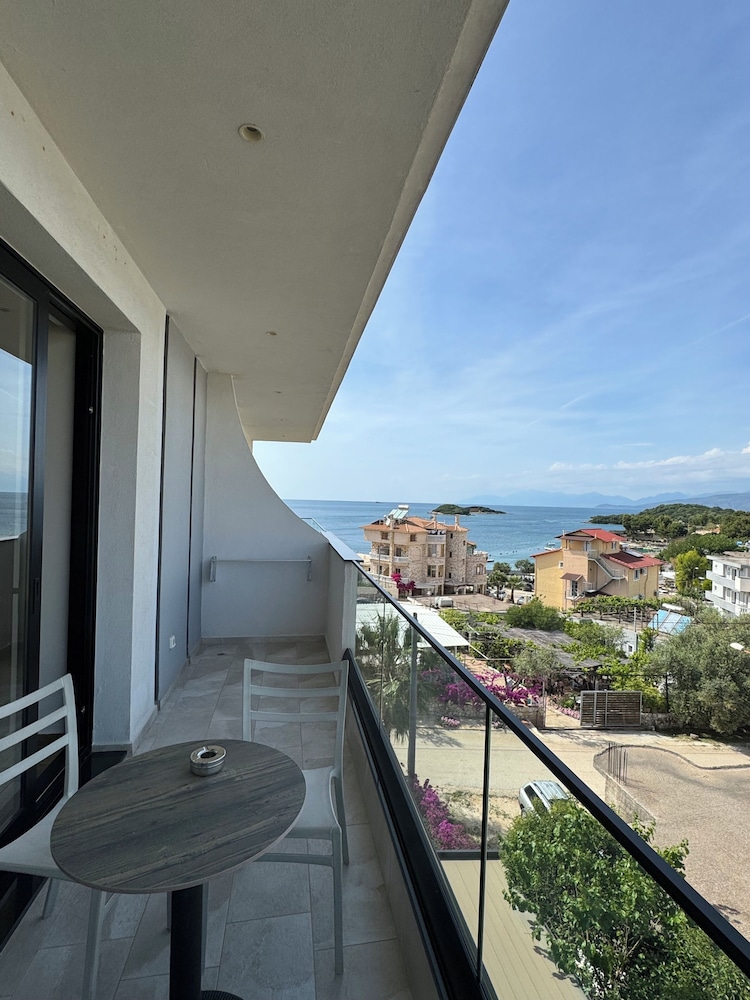 Deluxe Triple Room, Balcony, Partial Sea View photo 3