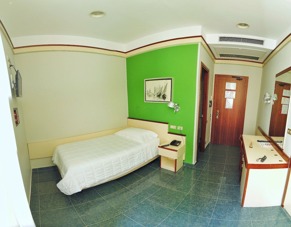 Standard Double Room, 2 Twin Beds - Photo 2