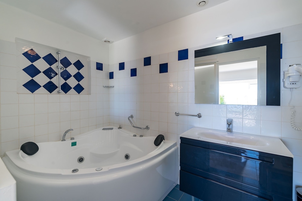 Suite, Jetted Tub - Photo 3
