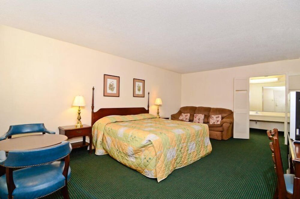 Deluxe Room, 1 King Bed, Non Smoking photo 2