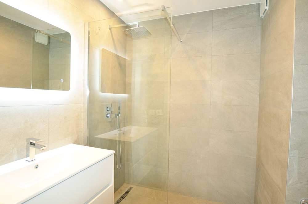 Standard Suite - Photo 3