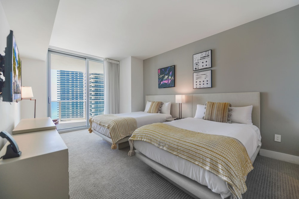 Luxury Condo, 2 Bedrooms, Beach View photo 2
