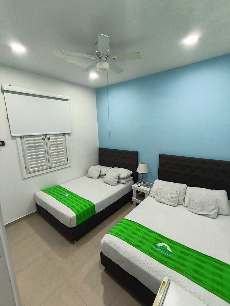 Basic Quadruple Room, 2 Queen Beds