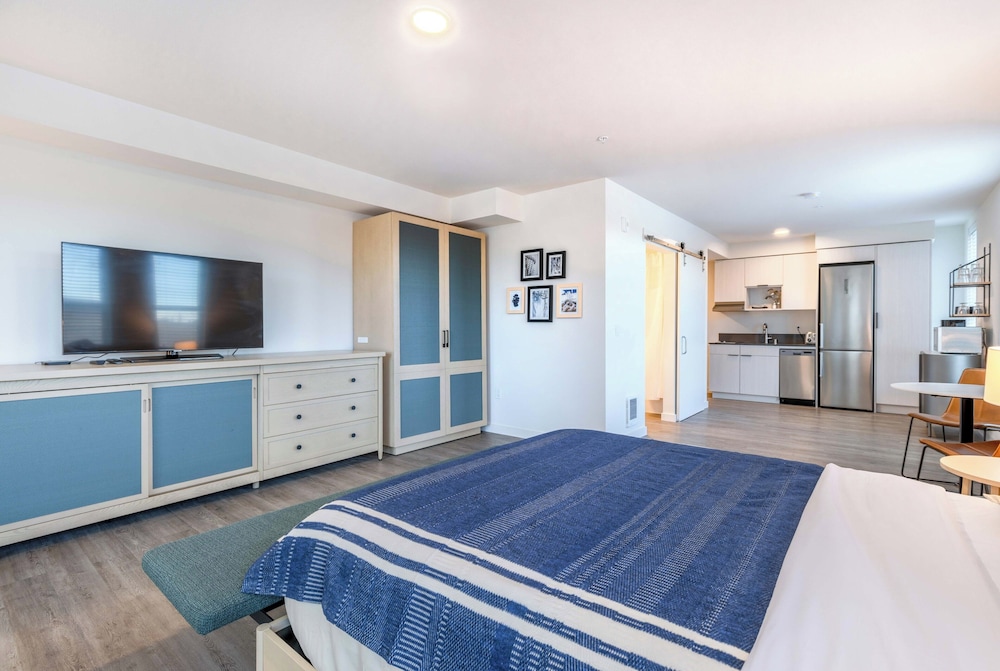 Premium Studio Suite, 1 King Bed, Sea View, Sea Facing
