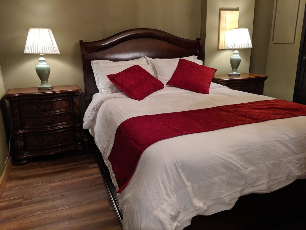 Frigon Suite - Queen Room with Ensuite bath photo 2