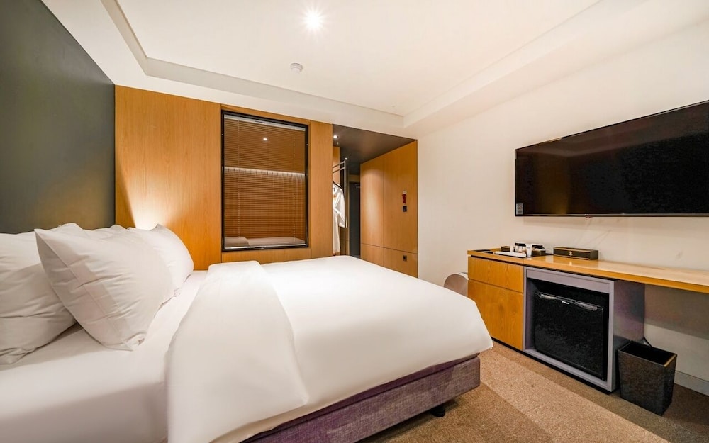 Deluxe Double - OTT services free viewing, Latex motion bed, Bathtub, Safe, Free parking - Photo 11