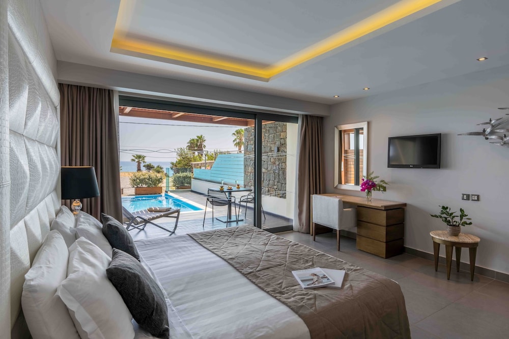 Superior Junior Suite with Private Pool and Partial Sea View - Photo 4