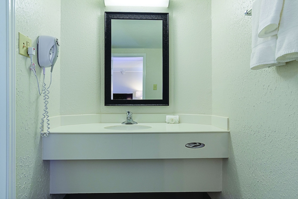 Deluxe Room, 1 King Bed, Non Smoking (Microwave & Refrigerator) photo 2