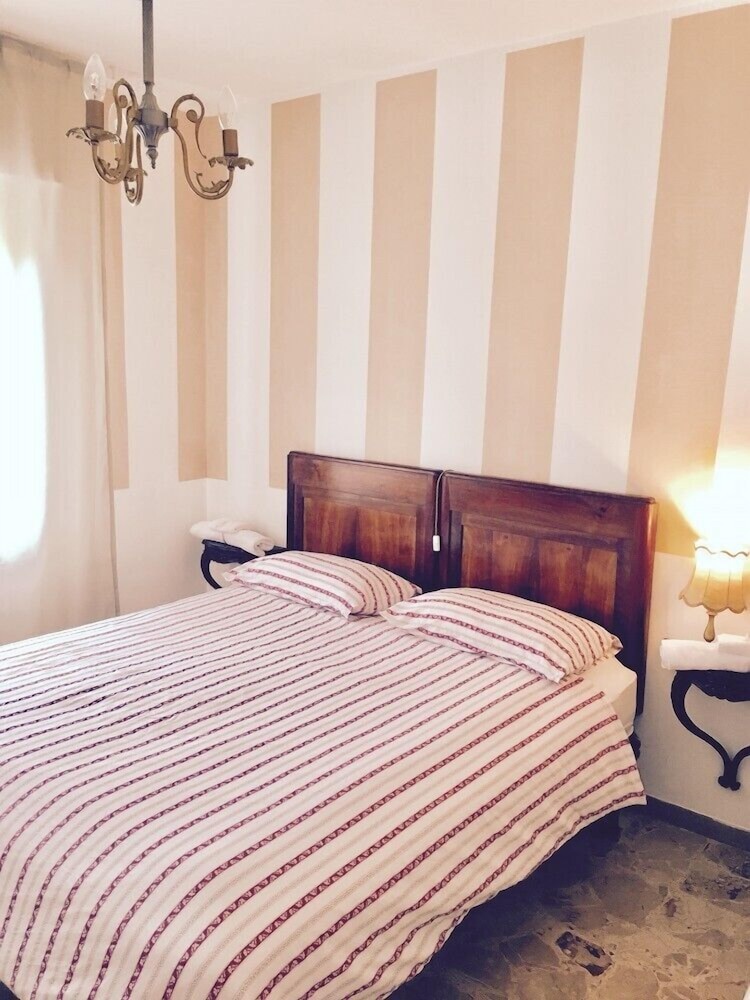 Double Room, Shared Bathroom, Courtyard View (Casanova) photo 3