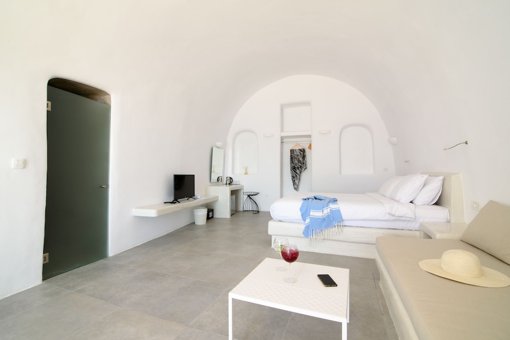 Family Suite with Caldera View and Private Jacuzzi