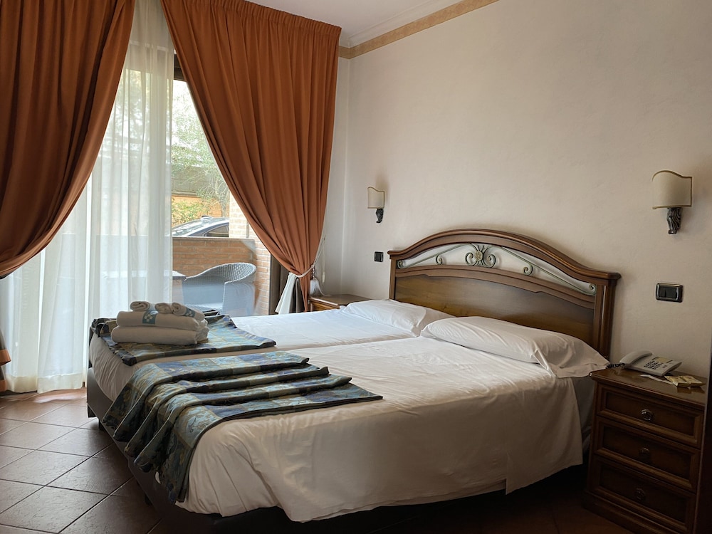 Business Double Room Single Use - Photo 3