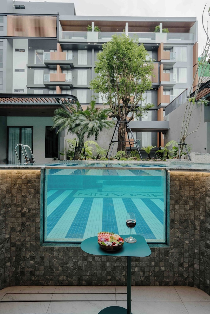 Sunken Pool Access with Jacuzzi - Photo 9